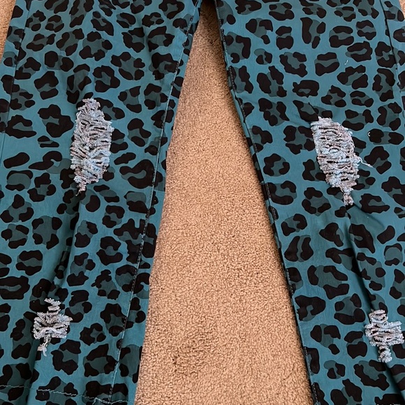 LIKE NEW!!! Animal print distressed ankle jean - Picture 3 of 7